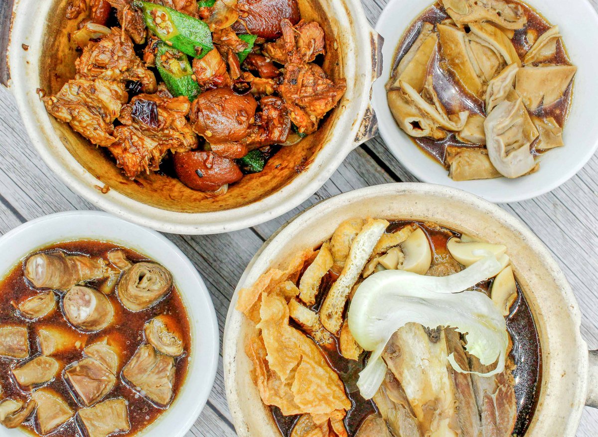 ttamnit's tweet photo. 大馬必吃：肉骨茶
大馬跟新加坡的肉骨茶是不一樣的。大馬的肉骨茶是藥材湯底，喝了補血補氣。正宗的肉骨茶大多在巴生區，離市區有點遠，但味道真的大不同。市區也有肉骨茶，還是不錯的只是我覺得沒有巴生的正宗🤷🏻‍♀️ 偷了朋友家的肉骨茶照片，用了十幾種藥材熬煮的肉骨茶，吃了可以有力氣繼續玩了! https://t.co/Z0c39Yx86S