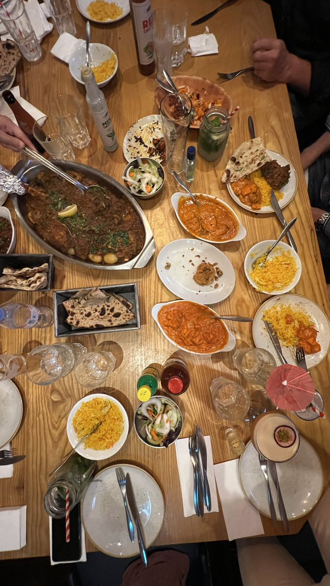 FlyingPigHelis's tweet photo. Wonderful team event last night hosted at student Rahul’s Indian/Kenyan fusion restaurant @RegencyClubUK in Edgeware, we were treated to amazing cocktails accompanied delicious food - Thank you Rahul
#fridaynight #team #flyingfamily #nightout #indiancuisine #weekend #pilot https://t.co/g6ZD05mmyN