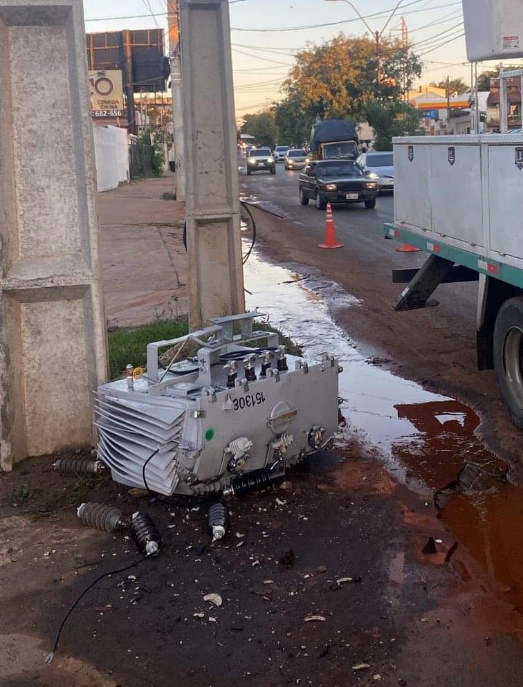 ramon_montania's tweet photo. Negligencia culposa
Un trasformador de 150 kVA de la ANDE, instalado en la zona de la “curva de la muerte”,  se “precipitó” al suelo. 
Se rompió el soporte metálico, evidenciado su mala calidad. 
La ANDE debe exigir a sus proveedores el estricto cumplimiento de las normas de fabricación  y el control de calidad de las estructuras metálicas.
