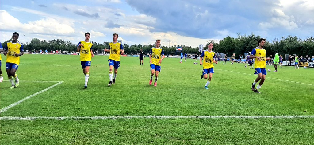 Riemenserik's tweet photo. Pezen in de provincie met de oude mannenvoetbalclub: @bkoens69 en @JaapdeKleine.
Present bij @Scktille voor @SCCambuurLwd tegen @HarkemaseBoys. #camhar https://t.co/GMhOvNnomp