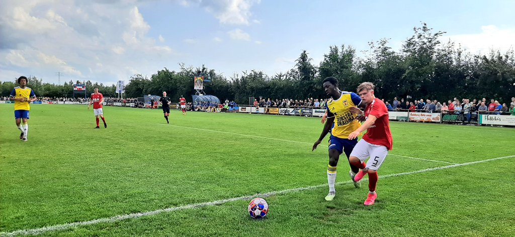 Riemenserik's tweet photo. Pezen in de provincie met de oude mannenvoetbalclub: @bkoens69 en @JaapdeKleine.
Present bij @Scktille voor @SCCambuurLwd tegen @HarkemaseBoys. #camhar https://t.co/GMhOvNnomp