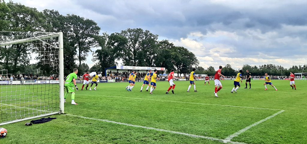 Riemenserik's tweet photo. Pezen in de provincie met de oude mannenvoetbalclub: @bkoens69 en @JaapdeKleine.
Present bij @Scktille voor @SCCambuurLwd tegen @HarkemaseBoys. #camhar https://t.co/GMhOvNnomp