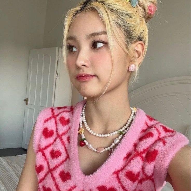 hourlychosang's tweet photo. 1 ticket for                              1 ticket for
oppenheimer                         barbie 
please 💣                                please 💖 https://t.co/Xm9fpMM7DF