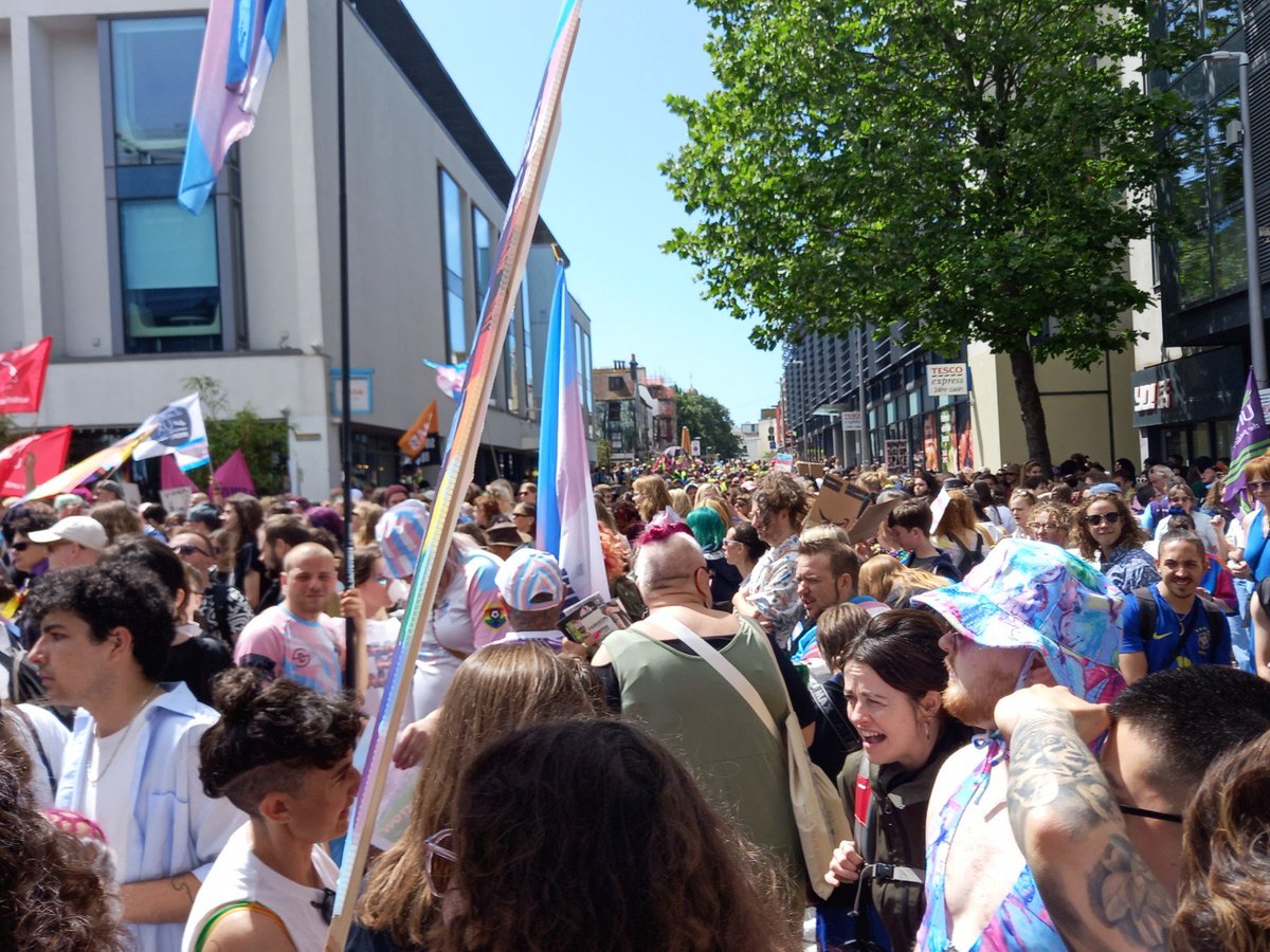 🏳️‍🌈⚧Wonderful Trans Pride Brighton march, fantastic huge crowd. So unfortunate about having to cancel Brunswick Square, but with the high wind and gazebo's they had no choice. Public safety has to come first, and collapsing or flying gazebo's and stall items is no joke. 🧵