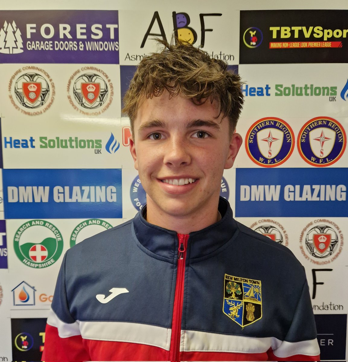 New Milton Town FC (@newmiltontown) on Twitter photo *Player Signing* ✍️
Welcome to <a href="/OMitchellll/">Olly.mitchellll</a> from <a href="/FootballBashley/">Bashley FC</a> U23's
Olly is a RB/RWB and has shown considerable talent and application in a few short weeks.
Looking forward to seeing him in a Linnets shirt this season 🤝
🔴🔵 #UpTheLinnets *Player Signing* ✍️
Welcome to <a href="/OMitchellll/">Olly.mitchellll</a> from <a href="/FootballBashley/">Bashley FC</a> U23's
Olly is a RB/RWB and has shown considerable talent and application in a few short weeks.
Looking forward to seeing him in a Linnets shirt this season 🤝
🔴🔵 #UpTheLinnets