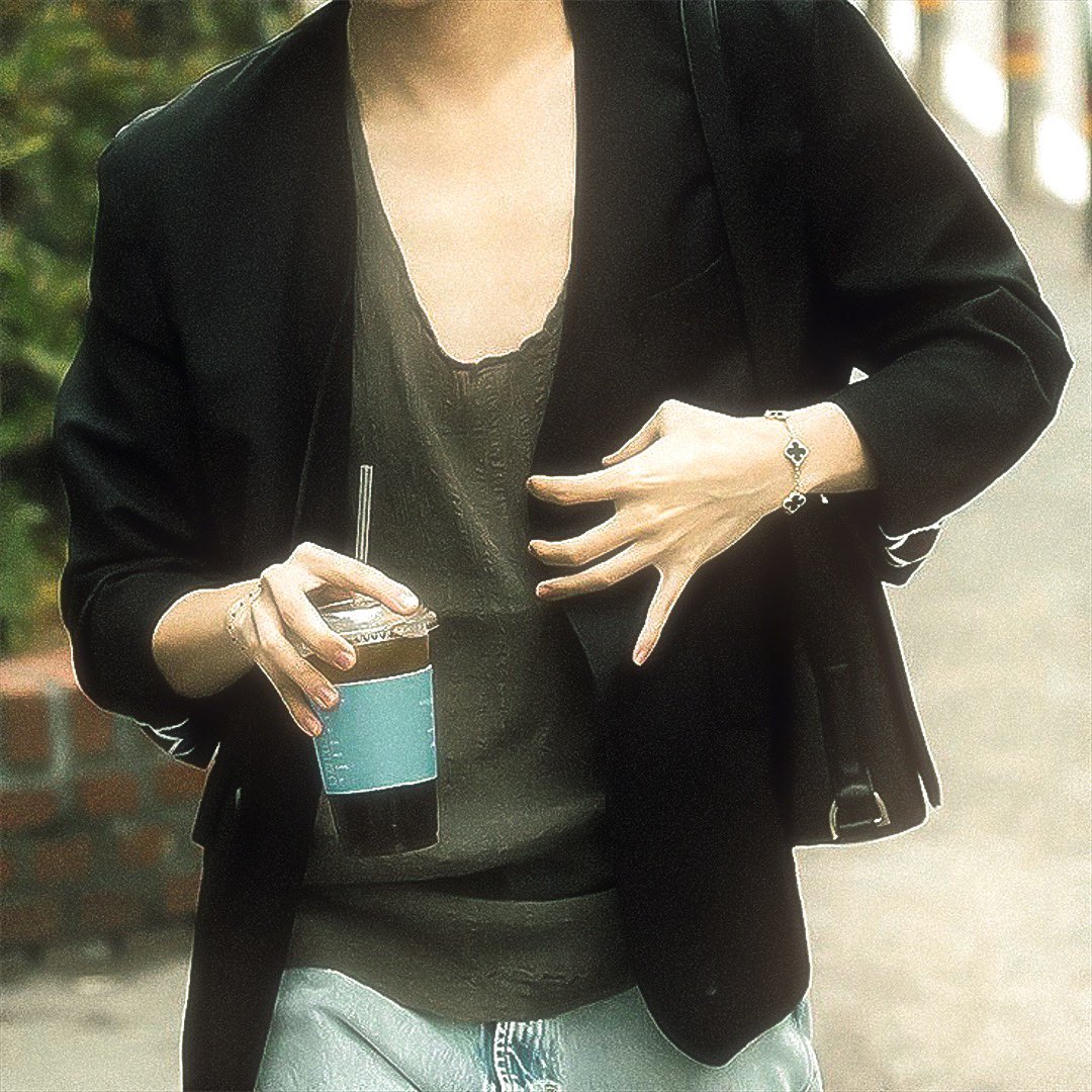 hi! this is a new ot7 account dedicated to hobi and his cool fashion details, i’ll be working hard to share great content about him, please follow me for more and rts are very much appreciated 🤍