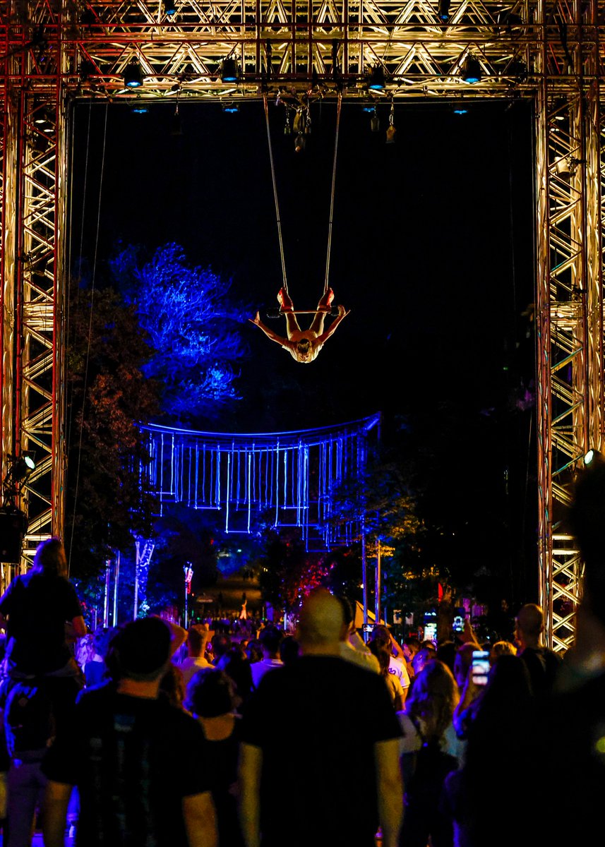 Dernière fin de semaine du festival!
Allez découvrir les performances sur la rue COMPLÈTEMENT CiRQUE et au Cirqu'Easy, les spectacles aux Jardins Gamelin et au GÉANT Place Ville Marie ou un des nombreux spectacles en salle. 
Bref, vivez un moment complètement renversant!