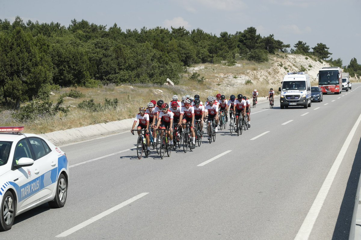 A_HasimBaltaci's tweet photo. Arnavutköy’den yola çıkarak 1100 km'lik #ÖmerHalisdemir 7.Ulusal Bisiklet Turunu tamamlayan ve 9 İl’den teslim aldıkları vatan toprağını Niğde’ye, şehidimiz Ömer Halisdemir’in kabrine ulaştıran 28 bisikletçimize plaketlerini, şehidimizin kardeşi Savaş Halisdemir ve diğer misafirlerimizle birlikte takdim ettik. 

Tura katılan tüm bisikletçileri gönülden tebrik ediyor, başarılarının devamını diliyorum.

#15Temmuz 🇹🇷