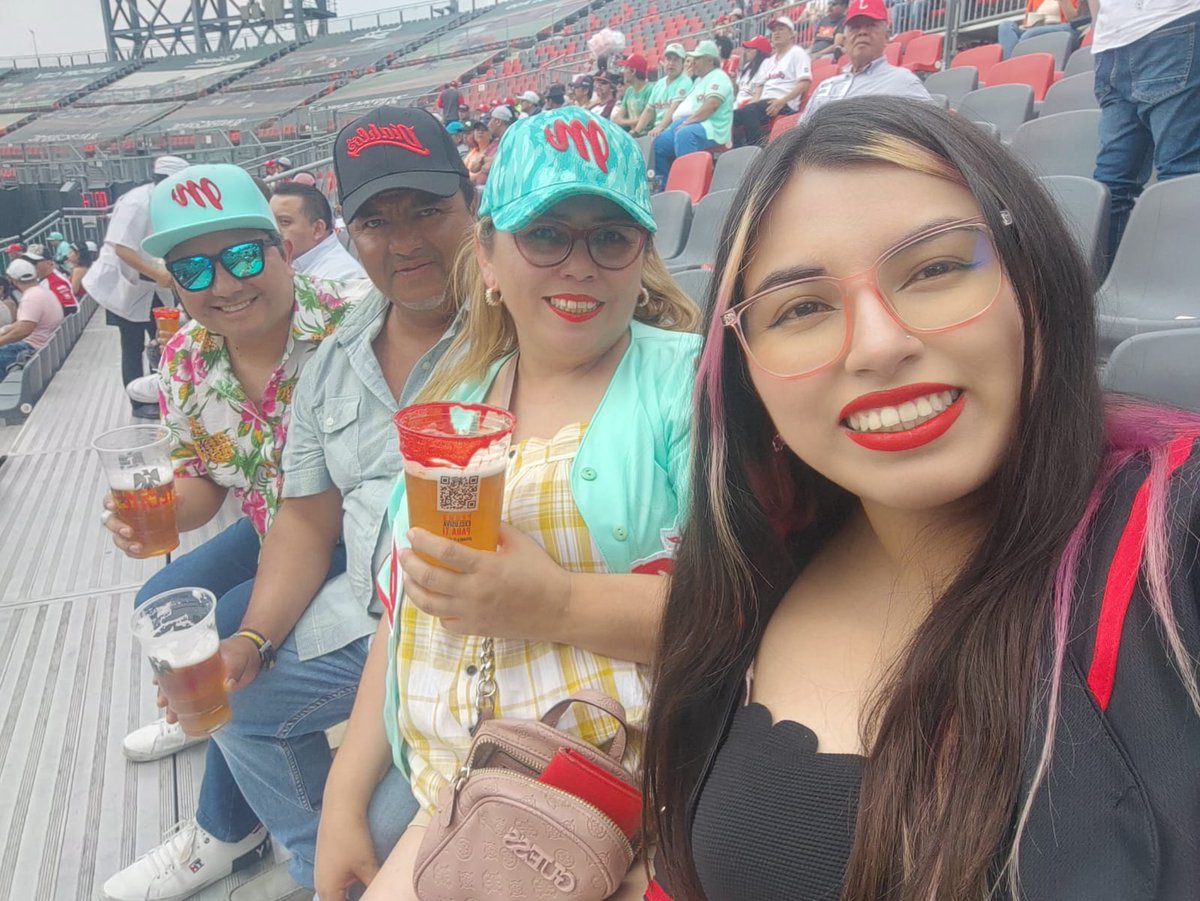MarcoLinaresGLA's tweet photo. Hoy en casa echando grito de guerra #VamosDiablos  @HarpEstadio @DiablosRojosMX 🇲🇽⚾ Venga mis Diablos! @osbaldoc43 @Vaaaal_lp https://t.co/JV6rsZh3ah