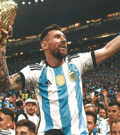 AaR0nZ1's tweet photo. @MrAngeloValdes Cristiano a los 35:                      Messi a los 35: https://t.co/IsEbKMjb9W