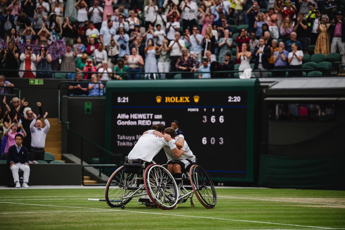 alfiehewett6's tweet image. Still got goosebumps after what happened out there today. To everyone who made that stadium so electric thank you 🇬🇧 💜💚

@wimbledon doubles number 5 @gordonreid 😁🏆🏆🏆🏆🏆

Singles final tomorrow 11am court 1 💪🏼