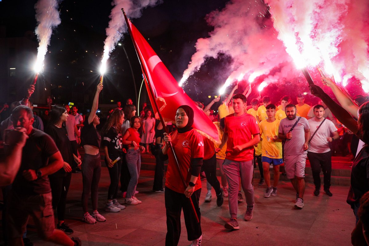 GSB_Tokat's tweet photo. Unutmadık, Unutmayacağız, Unutturmayacağız #TürkiyeYüzyılınınKahramanları 🇹🇷

#15Temmuz Demokrasi ve Milli Birlik Günü Sancak Koşusu' nu gururla gerçekleştiren milli sporcularımız Şanlı Sancağımızı Tokat Gençliği adına Tokat Valimiz Sn. Numan Hatipoğlu'na takdim ettiler. https://t.co/PwWEsRfswg