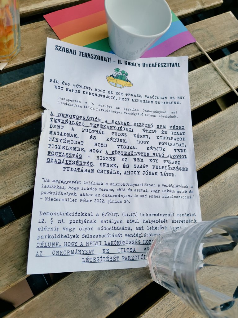 A local bar is campaigning for the local gov to allow outdoor seating on the street in Budapest. This city center local government outright banned the option to turn parking space into outdoor seating.