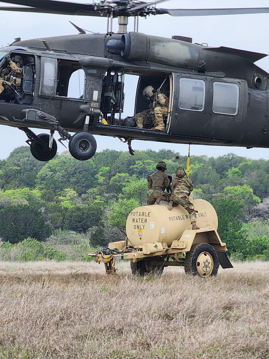 1stCavalryDiv's tweet image. RSS, 3rd Cavalry Regiment "Packhorse Troop" executing air lift operations with the help of 1st Air Cavalry Brigade "Air Cav".

#LiveTheLegend | #FirstTeam | #BraveRifles | #BeAllYoUCanBe | @iii_corps | @FORSCOM | @USArmy