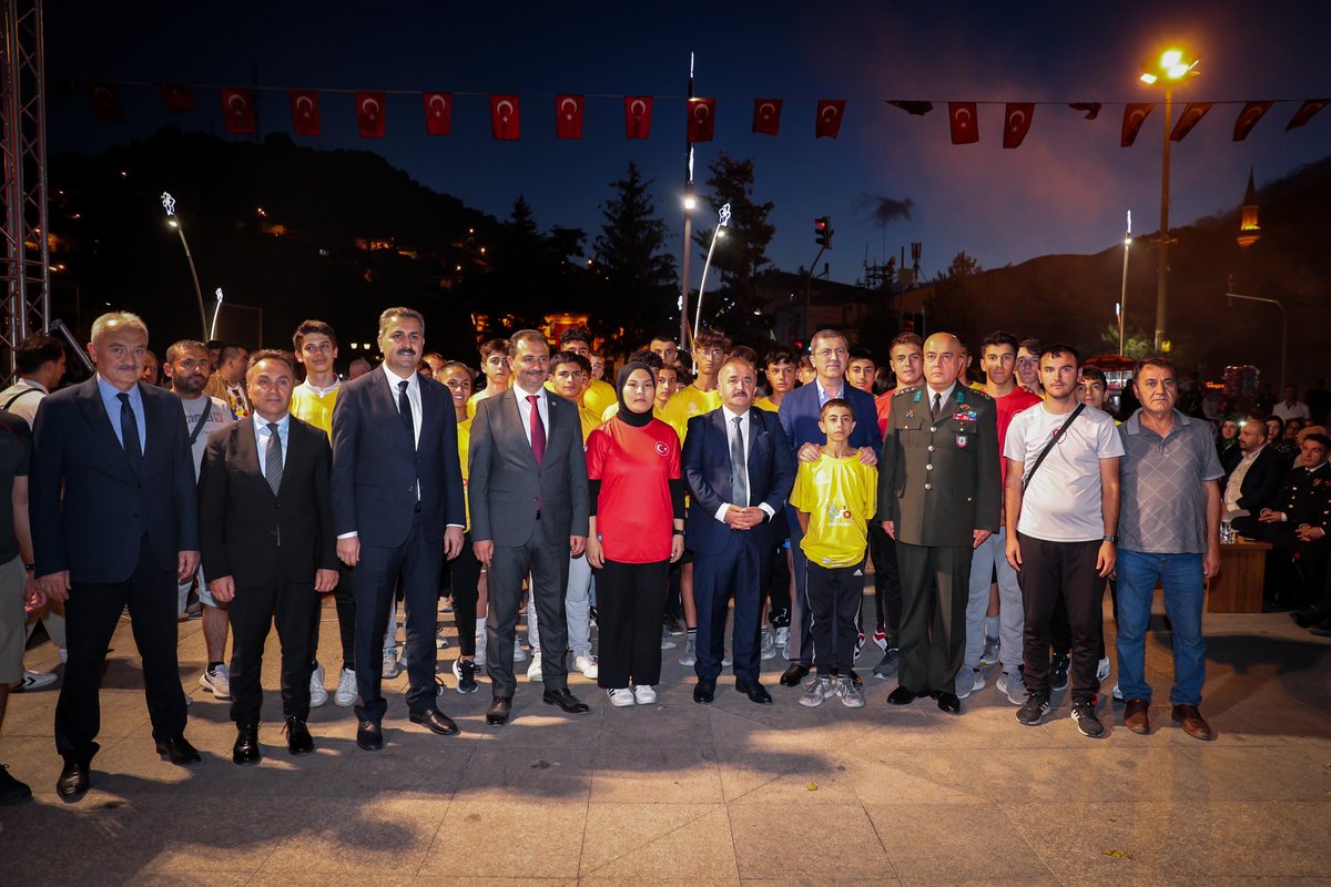 GSB_Tokat's tweet photo. Unutmadık, Unutmayacağız, Unutturmayacağız #TürkiyeYüzyılınınKahramanları 🇹🇷

#15Temmuz Demokrasi ve Milli Birlik Günü Sancak Koşusu' nu gururla gerçekleştiren milli sporcularımız Şanlı Sancağımızı Tokat Gençliği adına Tokat Valimiz Sn. Numan Hatipoğlu'na takdim ettiler. https://t.co/PwWEsRfswg