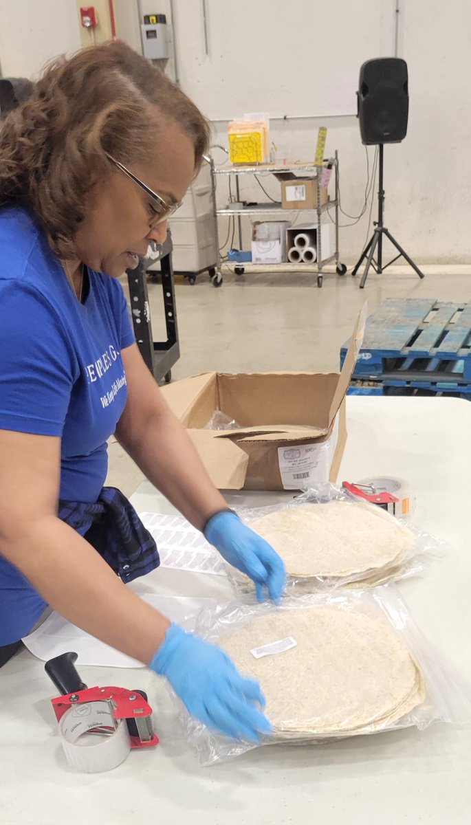 PeoplesGasCHI's tweet photo. Great work at the @FoodDepository by members of our African American Business Resource Group. The team members volunteered to package up items for distribution to food pantries, soup kitchens and shelters across the region. They packed food to make nearly 4,000 meals!
#AABRG https://t.co/uhaWSRRoP8