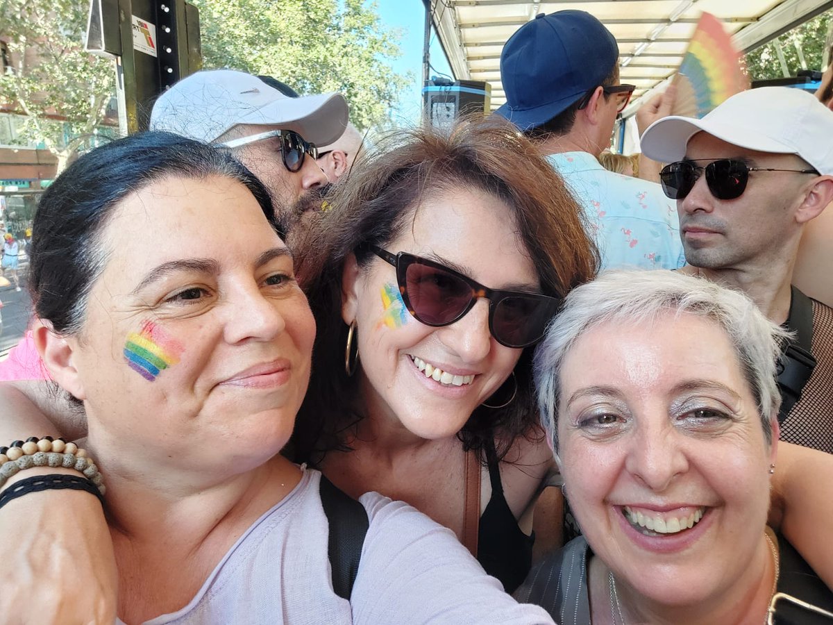 Celebrem amb #Orgull q som moltes i diverses a defensar els drets de totes 💜🌈 #orgullosamentbarcelonines #companyesiamigues #entretotestot #iambelsomriurelarevolta