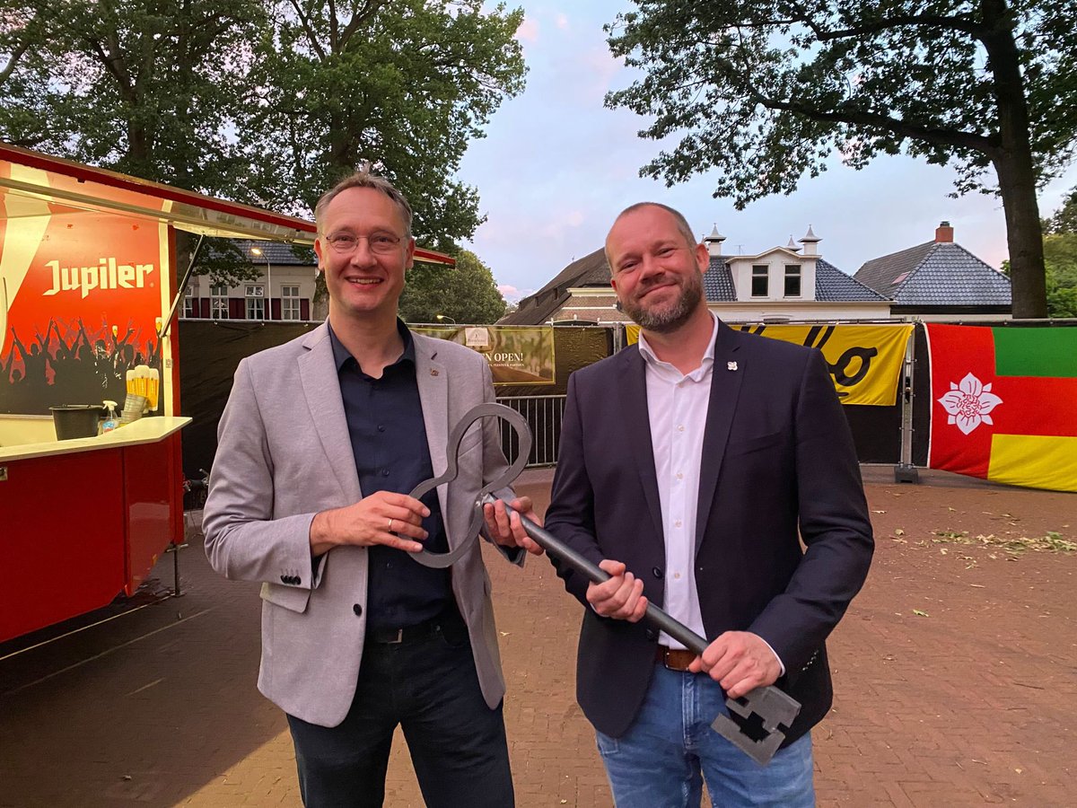 Vanavond in #zuidlaren de sleutel van <a href="/Oostermoerfeest/">Oostermoerfeest</a> overgenomen van loco-bgm <a href="/JurrytVellinga/">Jurryt Vellinga</a> van <a href="/Tynaarlo/">Tynaarlo</a>. Volgend jaar in #borger!