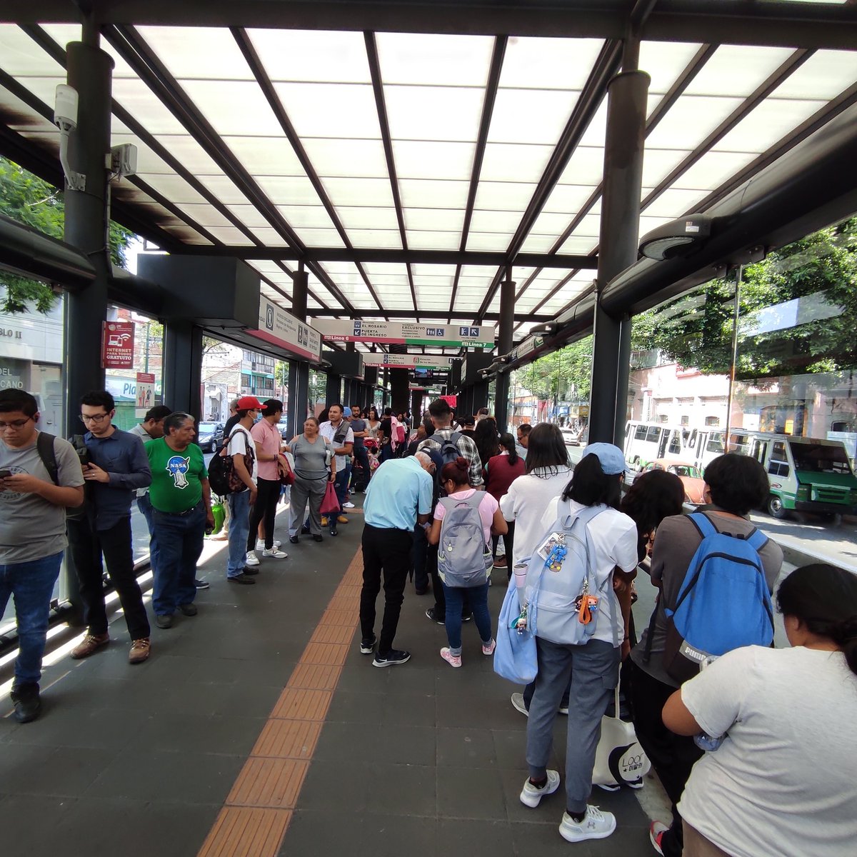 chickyis's tweet photo. @MetrobusCDMX no hay unidades en la estación de los misterios, línea 7 hay muchísima gente https://t.co/CzzBAAAxYL