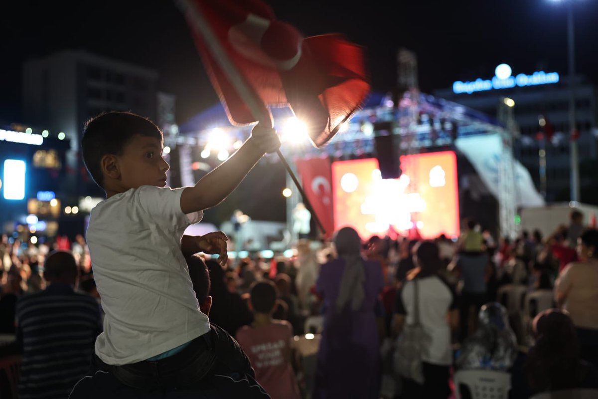 BagcilarBld's tweet photo. 15 Temmuz hain darbe girişiminin yıl dönümünde, vatan kahramanlarımızın fedakarlığını unutmadığımız gibi ihaneti de unutmadığımızı ve asla unutmayacağımızı bir kez daha vurguladık. 🇹🇷 https://t.co/4x7uR5hOEL