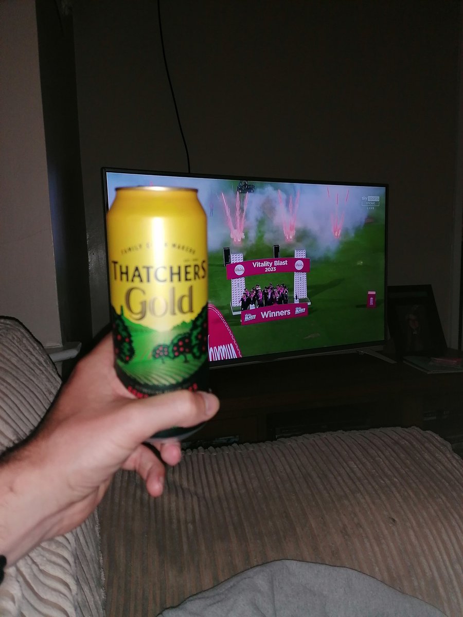 2 of my favourite things!! 🍏🍎🍏🍎🏏🏏🏆🏆 <a href="/SomersetCCC/">Somerset Cricket 🏆</a> <a href="/thatchers_cider/">Thatchers</a>