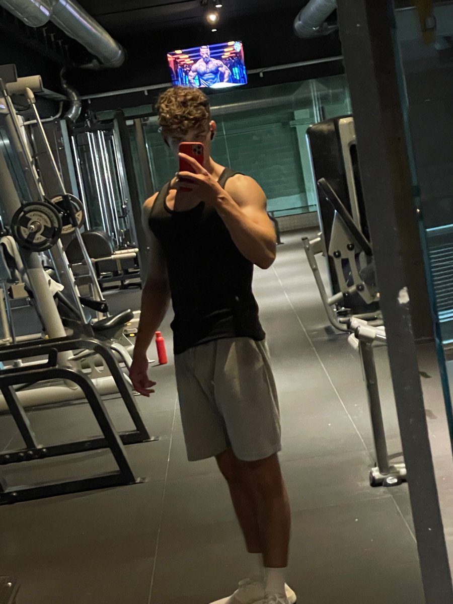 DanoMC_'s tweet photo. Si tienes panza 🫃🫃o eres mileurista 💶💶 aparta de mi camino 🤺 yo no me junto con pobres 🤫🤫🤫🤫 https://t.co/PgNAvyNrNz