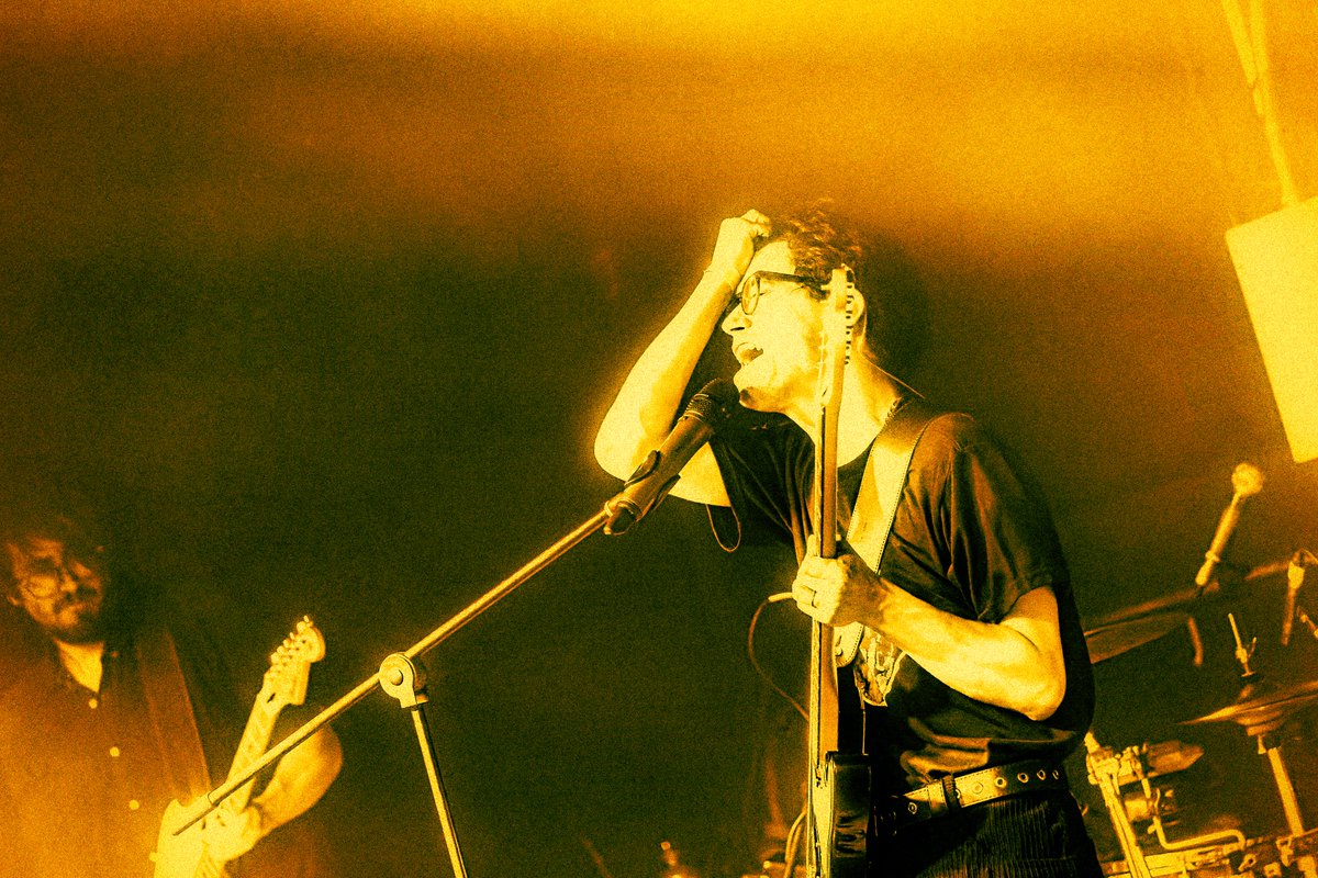 casi_pero_no_'s tweet photo. 🥵🧑‍🎤 ¡De lo que se perdió! Esto fue hace 8 días en Bogotá. Gracias a todos por caer y vernos hacer el oso. Fotos por el gran @anothernonsensx <3 https://t.co/L3mLnVi9kU