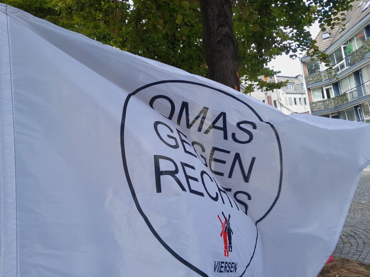LoveGuerillero's tweet photo. 🖤❤️ #Arschlochsamstag #Düsseldorf  #dus1507 #Friedenschwurbel #NachDenRechtenSehen heute war die @KoeAntifa161 zusammen mit dem @DerCptn unterwegs um dem ,,NRW Friedensbündnis” ihre ,,Shitshow” zu ,,versüßen” danke auch den @OgR_Viersen https://t.co/1JbMuMktXp