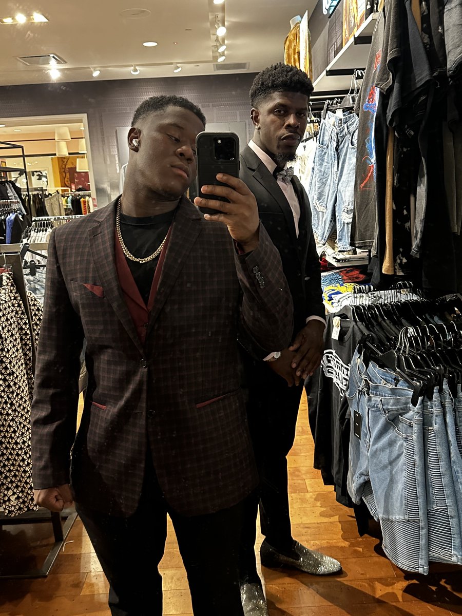 Official_R_gang's tweet photo. Doing business with my uncle 
@cblocker94 @phpagency #phpagency 

#business #share #familytime #love #family #sharethelove #viral #instagood #instagram #official #official_robertt #black #blackpeople https://t.co/jRQi8H3D7X