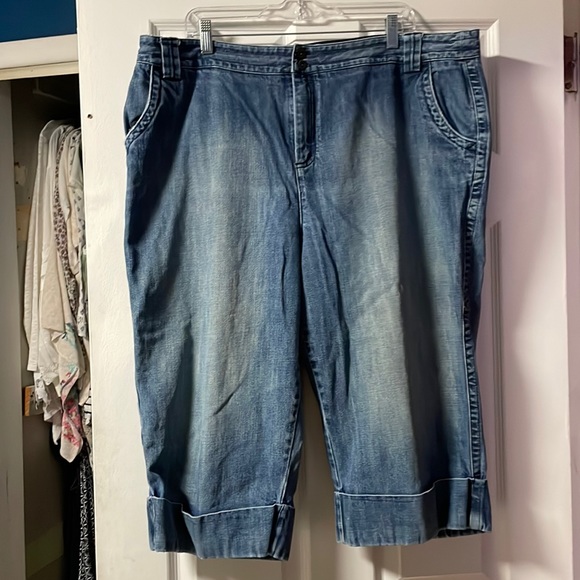 rosegoldrivet's tweet photo. So good I had to share! Check out all the items I'm loving on @Poshmarkapp #poshmark #fashion #style #shopmycloset #context #loft #lee: https://t.co/fhtAXEQbqS https://t.co/5p7Zwf0TCX