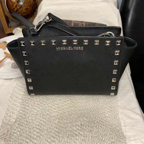 MccurdyChelsey's tweet photo. So good I had to share! Check out all the items I'm loving on @Poshmarkapp #poshmark #fashion #style #shopmycloset #dkny #michaelkors: https://t.co/L26DTFexrr https://t.co/zFedsqs3O1