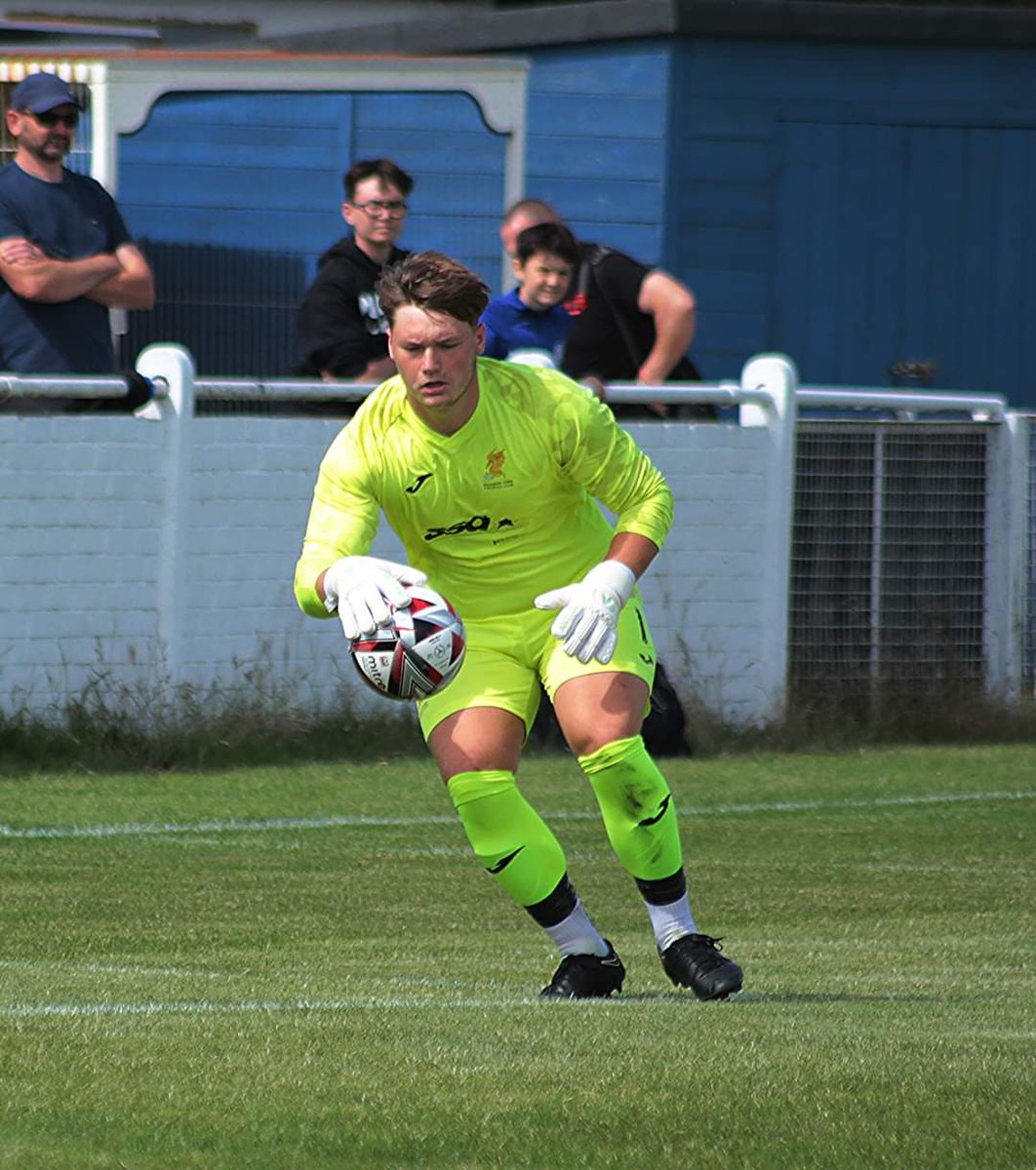 Deeant78Lewis's tweet photo. Alfie Boy Lewis had his first run out today with his new club @wivenhoetown_fc he joins the 1st Team and is looking forward to working hard in what will be a tough Season ahead in @ThurlowNunnL this season thanks to everyone for warm welcome.
@Keepercorts #Goalkeeper https://t.co/OOuBVEDaqp