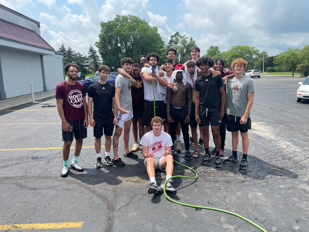 🚗🫧 Members of the <a href="/CMUMensBBall/">CMU Men's Basketball</a> team and <a href="/CMUDanceTeam/">CMU Dance Team</a> washed cars for free this afternoon!

#FireUpChips 🔥⬆️🏀