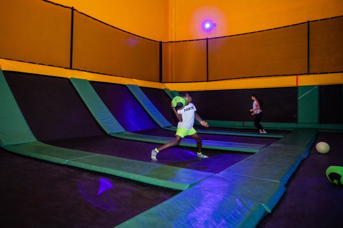 spacebound_ftl's tweet image. The kids need a new way to stay active this summer. Our place is the perfect destination! #SpaceBoundTrampolinePark #NinjaCourse #BirthdayPackages #RockinJumpFort