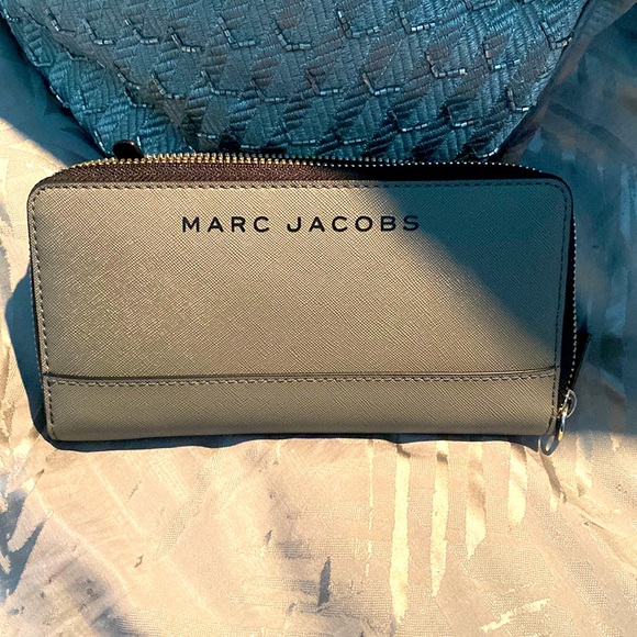 KikiRetail's tweet photo. So good I had to share! Check out all the items I'm loving on @Poshmarkapp #poshmark #fashion #style #shopmycloset #louisvuitton #marcjacobs #fryeandco: https://t.co/aYt7eKkvwB https://t.co/OQ3wI0mmk7