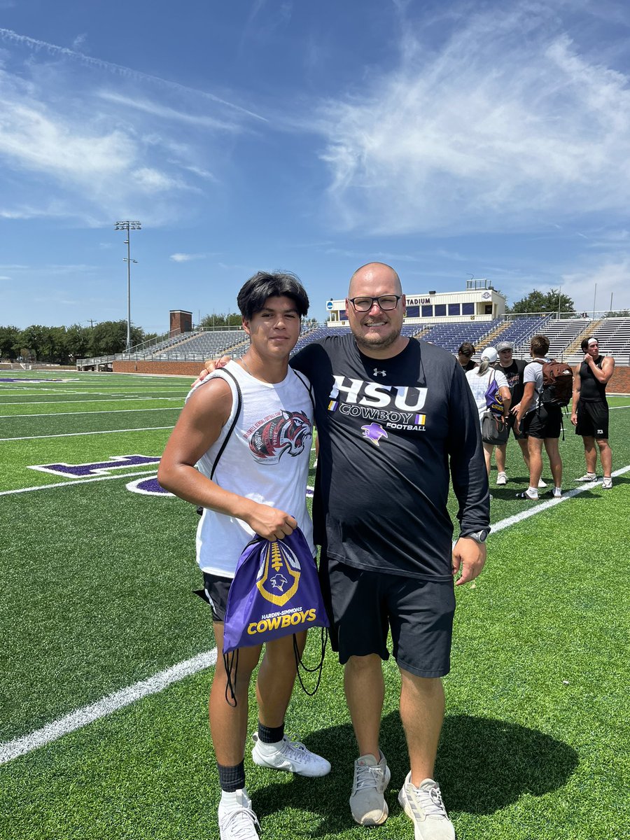 official_BigJV's tweet photo. Had an amazing day today with @HardinSimmons all defensive football camp. I showed up and showed out made the best example for @BengalLifestyle thank you to these amazing coaches @coachwilkerson &amp; @CoachDL_Niles https://t.co/dcXonoHv3k