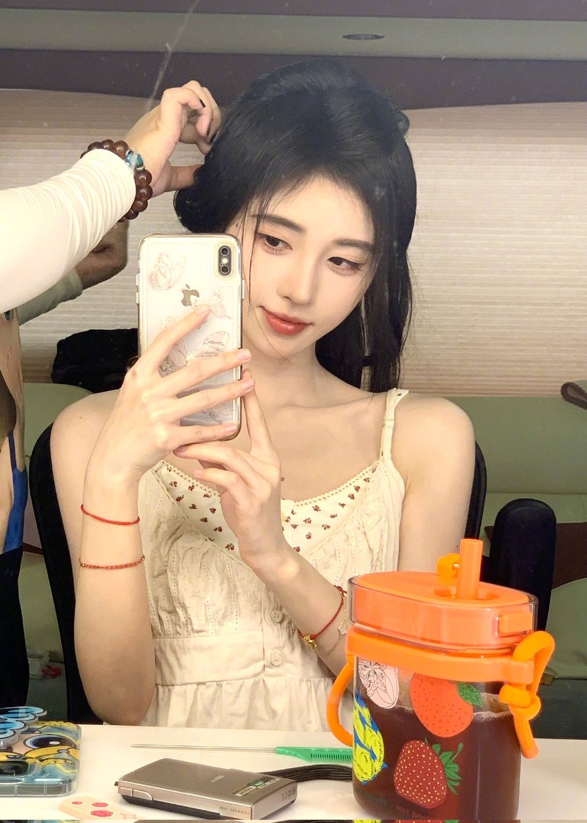 鞠妈终于杀青啦。古装真温柔，变回现代装立马榨精🤤 https://t.co/5eF9aNnmDm