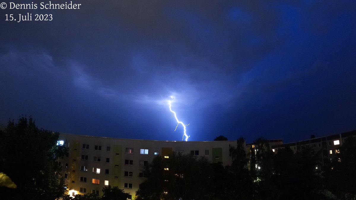 Wetterfreak13's tweet photo. 15. Juli 2023: Schöner Erdblitz weit außerhalb des eigentlichen #Gewitters ("out of the blue") nahe #Trebbin. Der Niederschlagskern befand sich ca. 15 km östlich nahe Zossen. Aufgenommen in Ludwigsfelde. #Gewitter
Blitz: https://t.co/E7LusZFuaf
Radarbild: https://t.co/0DAWBuZiw2 https://t.co/eNfNX1IeFL