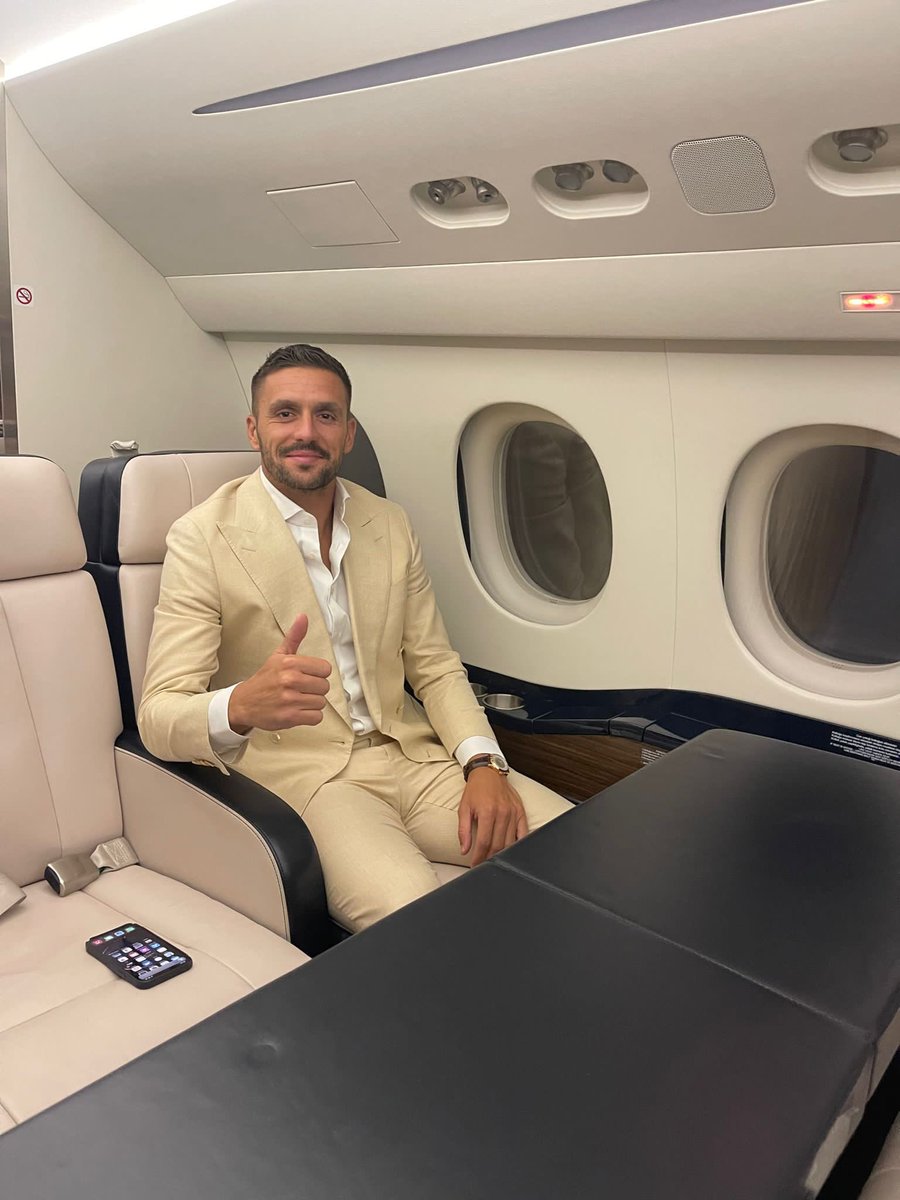 Fenerbahçe’den son dakika bombası 🤩 Dusan Tadic Fenerbahçe’de. Yıldız futbolcu Ali Koç’un özel uçağıyla İstanbul’a doğru yola çıktı.