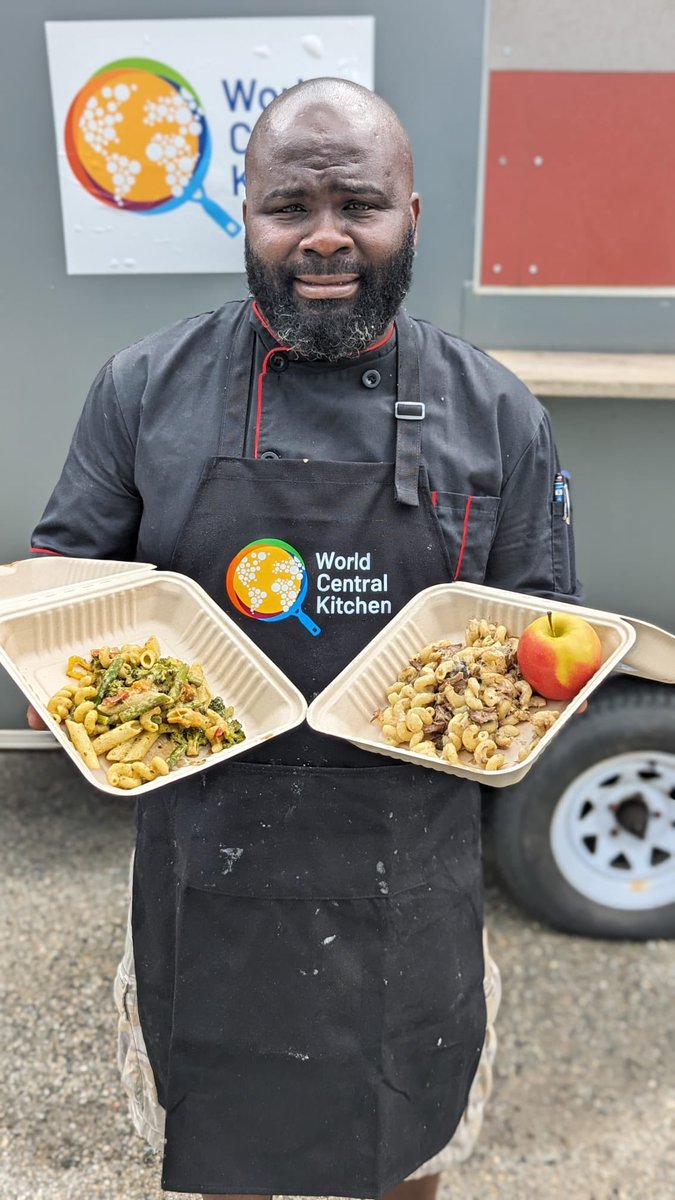 chefjoseandres's tweet photo. Always amaze by the @WCKitchen teams and local chefs and volunteers helping provide meals and water quick and fast! #ChefsForVermont answering to the devastating floods…..👍🏻🇺🇸🇺🇸🇺🇸 https://t.co/Sy8hHzLUi2