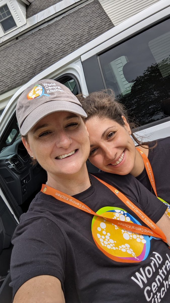 chefjoseandres's tweet photo. Always amaze by the @WCKitchen teams and local chefs and volunteers helping provide meals and water quick and fast! #ChefsForVermont answering to the devastating floods…..👍🏻🇺🇸🇺🇸🇺🇸 https://t.co/Sy8hHzLUi2