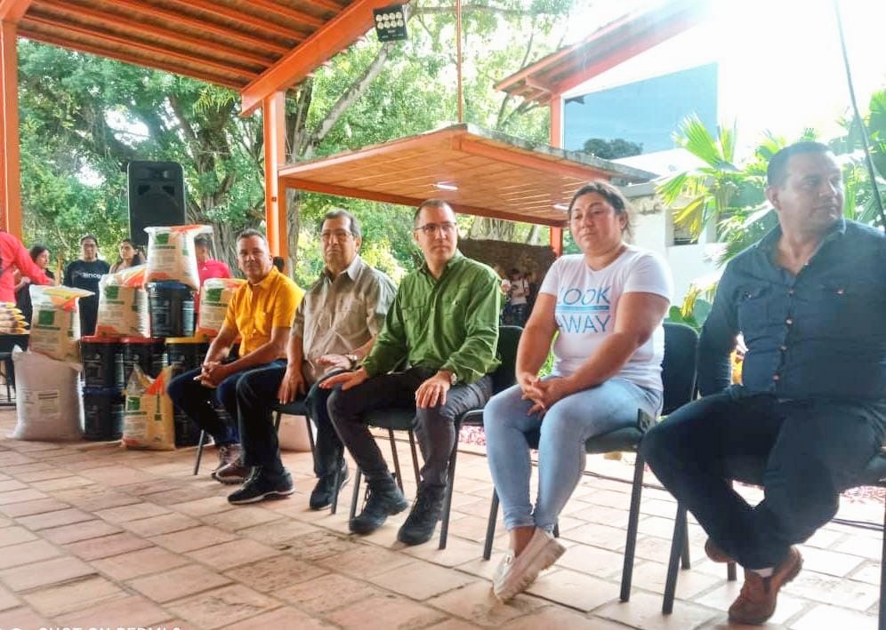 Adan_Coromoto's tweet photo. Desde la @UnellezOficial_ aceleramos el contacto de la universidad con las comunidades organizadas y las comunas. Recibimos insumos de parte del Ministro para las Comunas, Jorge Arreaza, para iniciar producción de 100 ha, fortaleciendo el objetivo productivo de la Unellez. https://t.co/tAlbquci7G