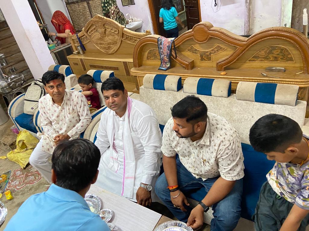 DiwakarAvdesh's tweet photo. आज खेरली नगरपालिका के पार्षद  योगेश जांगिड़ जी की सवामणी में उनके निवास स्थान पर शिरकत की । https://t.co/SRJXTtg528