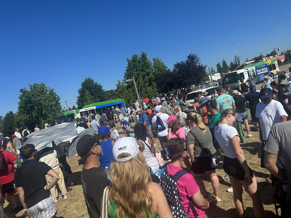 carbon7media's tweet photo. @JBLM_PAO 2 hours…. 512/i5 shuttle line - let people walk in… please. https://t.co/LX3hQoeDT3