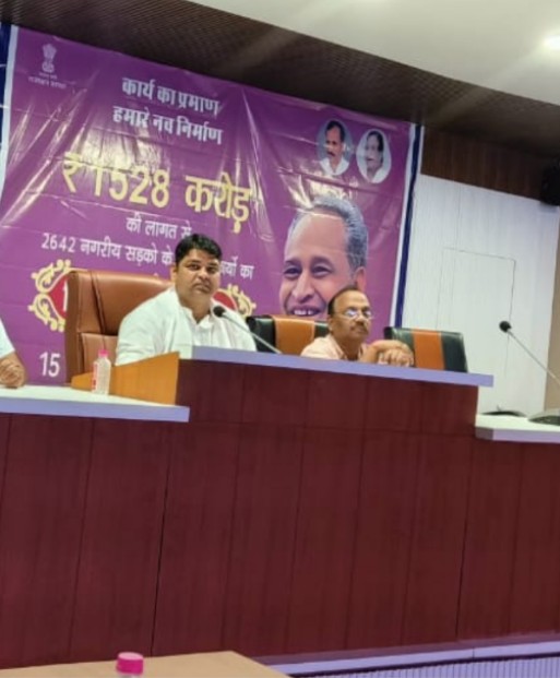 DiwakarAvdesh's tweet photo. संपर्क, संचार का काम
आगे बढ़ता राजस्थान

नगरीय सड़कों के विस्तार व सुदृढ़ीकरण में एक नया अध्याय जोड़ते हुए आज ₹1528 करोड़ की लागत से 2642 नगरीय सड़कों के विभिन्न कार्यों का शिलान्यास हुआ खेरली नगर पालिका मैं 6 करोड़ की लागत से बनेगी नई सड़कें  सीएम द्वारा वर्चुअल शिलान्यास किया https://t.co/rF9mxuJyA0