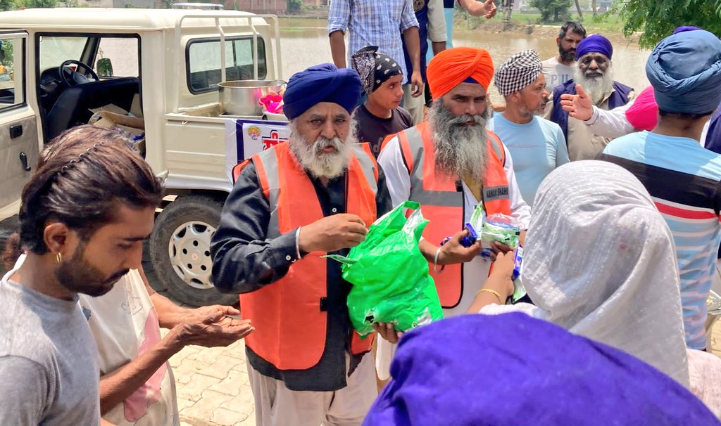 NSS_Foundation's tweet photo. Team NSS Foundation Distributed Food (langar) and essential items to flood effected people at patiala distt. And Fatehgarh Sahib Distt. Along with @SGPCAmritsar volunteers. 
#TeamNSSFoundation 
#MissionSewa
#PunjabFloods 
@FatehgarhsahibP https://t.co/SPC0Yc3D6f