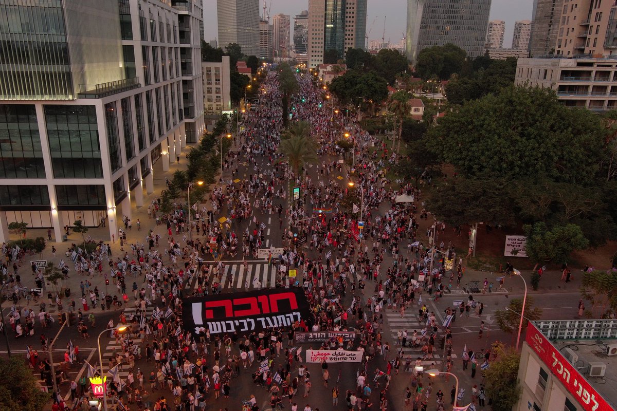 Quique_K's tweet photo. In #TelAviv the #BlockAgainstOccupation holds a sign with the inscription 'Must resist the occupation' as they march to join the main protest against the judicial reform Netanyahu's #ultrarightwing government is planning to pass at the Knesset
Photo: @tomerappelbaum https://t.co/sEw8pFJ08Q