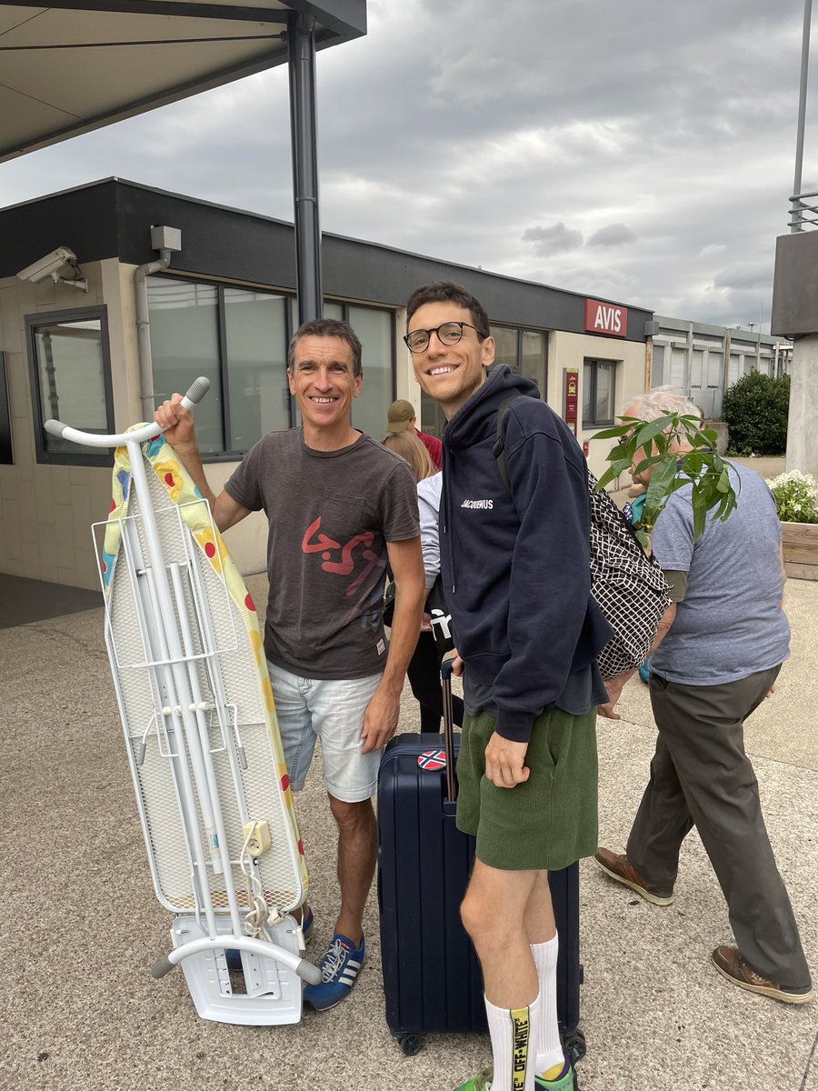 Le retour sur Paris s’annonce cocasse 😂 (oui c’est une plante que j’ai dans mon sac à dos mdr) 
On se voit demain en stream !