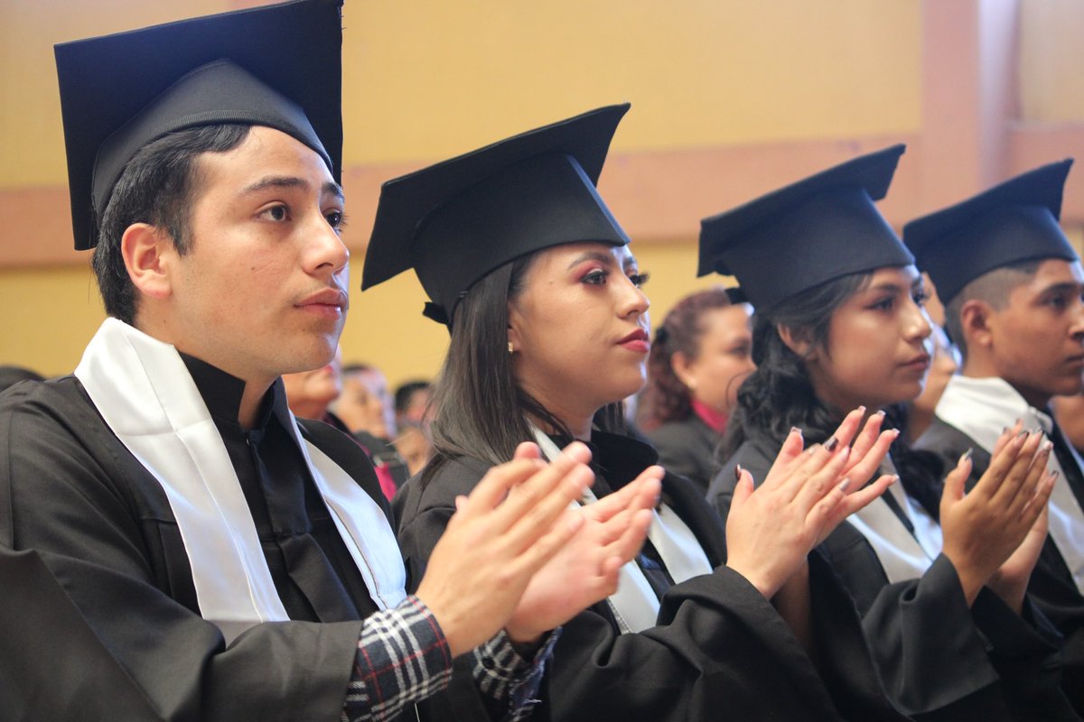 CECyTEHidalgo's tweet photo. ¡Felicitaciones a todos los graduados! Este es un logro increíble y merecen ser reconocidos por su arduo trabajo y dedicación. Han superado obstáculos, han perseverado y han triunfado. Ahora es el momento de celebrar y sentirse orgullosos de todo lo que han logrado. 🧑‍🎓👨‍🎓 https://t.co/7W1PWCnEq0