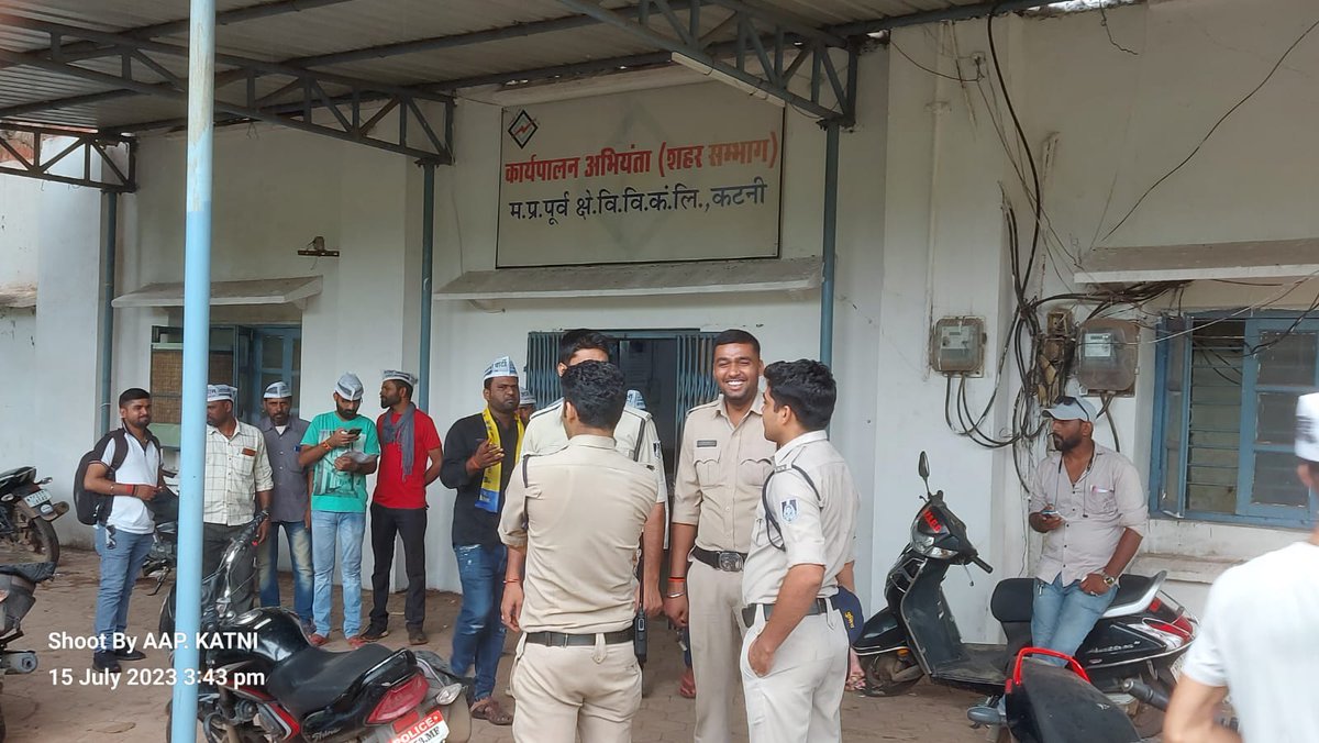 AAPKatniMP's tweet photo. आज आम आदमी पार्टी कटनी जिला इकाई द्वारा ग्राम मझगवा फाटक के स्थानीय लोगों के साथ ट्रांसफार्मर एवं बिजली की समुचित व्यवस्थाओं को लेकर MPEB में ज्ञापन दिया!!!
व वहां उपस्थित JE द्वारा आगामी पांच दिनों के अंदर कार्य पूर्ण होने का आश्वासन प्राप्त हुआ। https://t.co/ZdFDKDWtJO